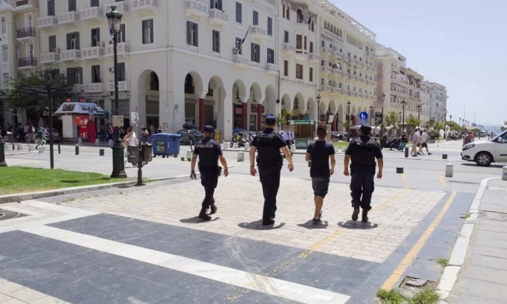 Θεσσαλονίκη: Περιπολίες της αστυνομίας για να μείνουν σπίτι οι περιπατητές της παραλίας